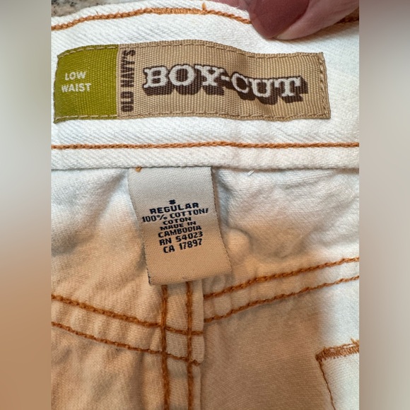 NWOT Old Navy low waist, boy-cut fit white distressed jeans. Size 8 - Picture 5 of 16